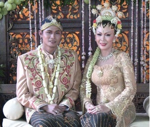 A Javanese bride and groom wearing their traditional garb.