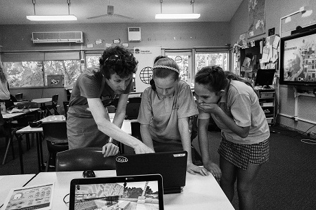 Students at Urunga PS discovering Minecraft
