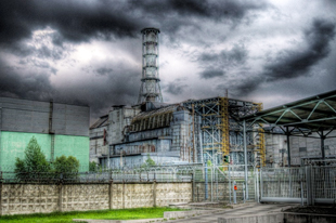 Picture of  the ‘Sarcophagus’ over the Chernobyl reactor by Piotr Andryszczak CC BY-SA-3.0