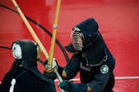 Kendou thumbnail: Two competitors in protective uniforms crossing bamboo swords