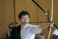 Kyuudou thumnbail: A man draws an arrow back in the bow